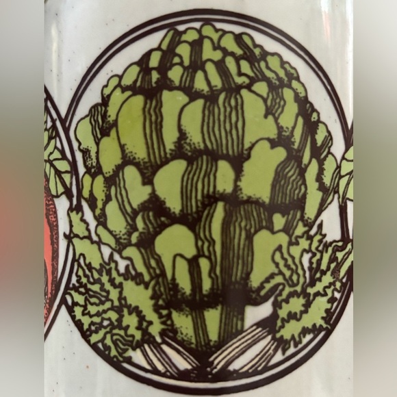 Vintage stoneware ceramic coffee/tea mug made in England with vegetables design - Picture 4 of 10